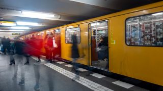 Symbolbild: Menschen steigen an einem U-Bahnhof aus einer stehenden U-Bahn. (Quelle: dpa/Spremberg)