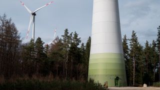 Symbolbild: Der Vorplatz einer Windkraftanlage mit Eingangstür im Forst. (Quelle: dpa/D. Vogl)