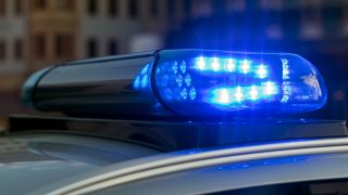 Symbolbild: Das leuchtende Blaulicht eines Einsatzwagens der Brandenburger Polizei am 30.06.2018 (Quelle: dpa / Monika Skolimowska).