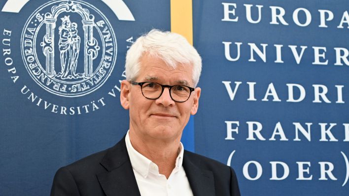 Eduard Mühle, aufgenommen am 05.04.2023 auf der Pressekonferenz zu seinem Amtsantritt als neuer Präsident der Europa-Universität Viadrina Frankfurt (Oder).(Quelle:dpa/B.Settnik)