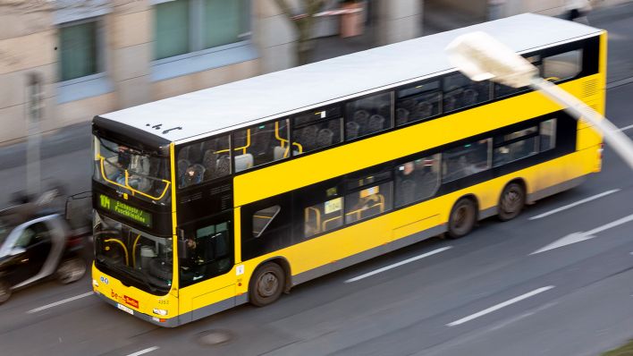 Symbolbild: Ein BVG-Bus fährt auf einer Straße in Berlin. (Quelle: dpa/C. Soeder)