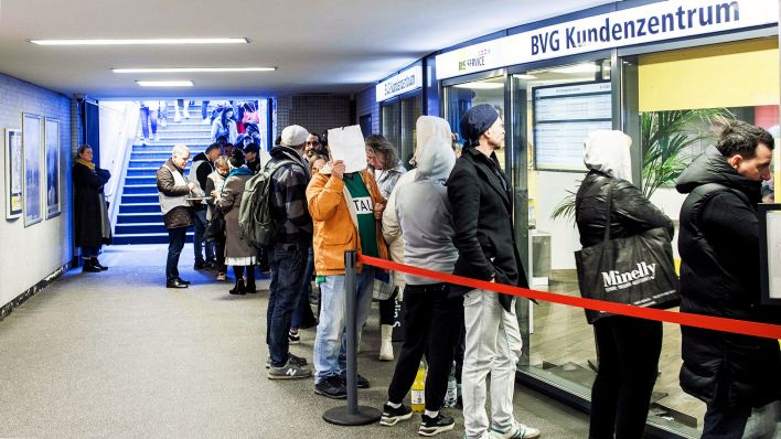 Menschen stehen in einer Schlange am BVG-Servicecenter am Bahnhof Zoo. (Quelle: dpa/Carsten Koall)