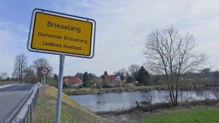 Das Ortseingangsschick von der Gemeinde Brieselang in Brandenburg, aufgenommen am 26.03.2017. (Quelle: Imago Images/S. Steinach)