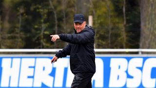 Hertha-Trainer Pal Dardai zeigt die Richtung an. (Quelle: imago/Räppold/Koch)