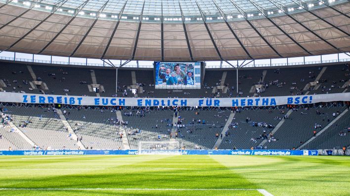 Die Hertha-Fans haben in der Ostkurve ein Banner in der Ostkurve mit der Aufschrift "Zerreißt euch endlich für Hertha BSC" aufgehangen (Quelle: IMAGO/Jan Huebner)