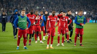 Enttäuschte Hertha-Spieler nach der deutlichen Pleite auf Schalke (Quelle: IMAGO / Nordphoto)