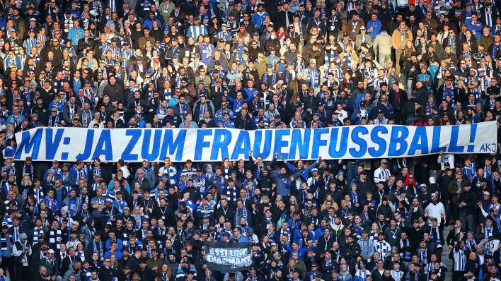 Fans von Hertha BSC heben in der Fankurve ein Banner hoch "Ja zum Frauenfußball!" (Quelle: imago/MIS)
