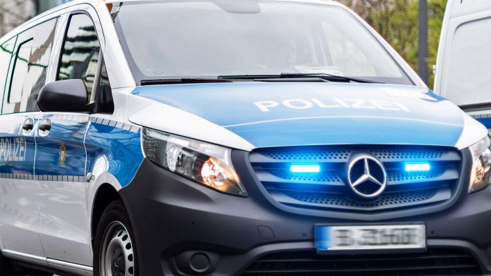 Symbolbild:Ein Fahrzeug der Berliner Polizei im Einsatz.(Quelle:imago images/A.Friedrichs)