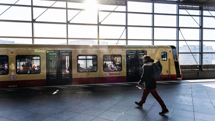 Symbolbild:Ein Mann läuft zu der einfahrenden S-Bahn am Bahnhof Südkreuz.(Quelle:imago images/S.Zeitz)
