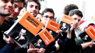Tarantino-Fans halten sein neues Buch "Cinema Speculation" am 07.04.2023 in den Händen.(Quelle:imago images/Italy Photo Press)