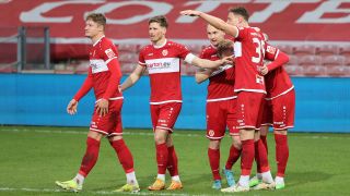 Cottbus-Spieler jubeln über das 1:0 gegen Jena. Quelle: imago images/Steffen Beyer