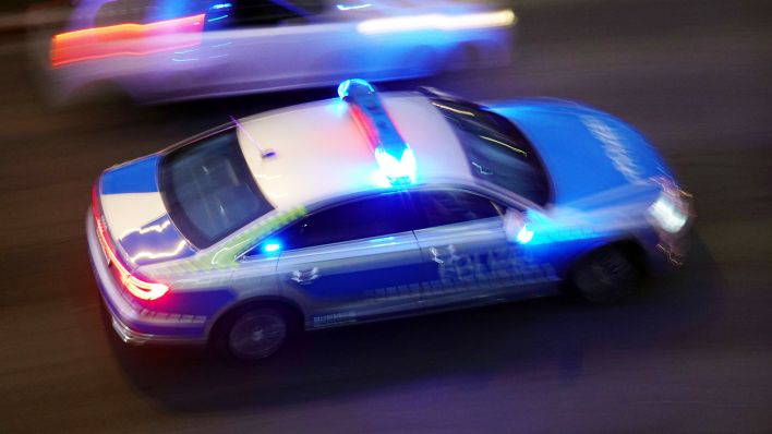 Symbolbild: Polizeiauto bei Nacht auf Einsatzfahrt (Quelle: IMAGO/Frank Sorge)