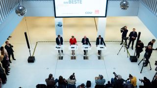 Vorstellung Koalitionsvertrag: Franziska Giffey, Kai Wegner, Raed Saleh, Stefan Evers am 3.4.2023 in Berlin (Quelle: IMAGO/Bernd Elmenthaler)
