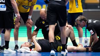 Handball-Nationalspieler Paul Drux liegt beim Spiel gegen Schweden verletzt am Boden (imago images/Bildbyran)
