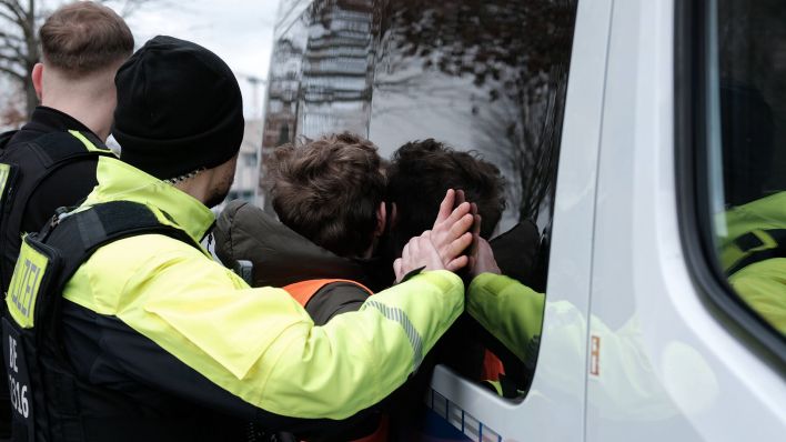 Bei einer Aktion der Klimaaktivisten "Letzte Generation" am Kanzleramt nehmen Polizeibeamte einen Aktivisten fest. (Quelle: imago-images/Jonas Gehring)