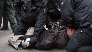 Symbolbild: Beamte der Berliner Polizei gehen am 26.06.2014 in Kreuzberg, Lausitzer Str. / Wiener Strasse, bei einem Einsatz gegen einen Mann vor. (Quelle: imago images)