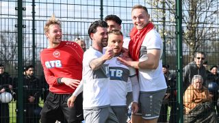 Spieler von Sparta Lichtenberg bejubeln ihren Sieg im Halbfinale des Berliner Landespokals gegen den BFC Dynamo (imago images/Matthias Koch)