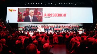 Union-Präsident Dirk Zingler spricht auf der Mitgliederversammlung der Eisernen. Quelle: imago images/Matthias Koch