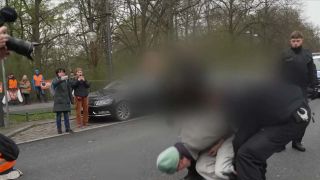 Ein Video, das zeigt, wie Polizeibeamte einen Aktivisten der "Letzten Generation" gewaltsam von der Straße tragen. (Quelle: rbb)