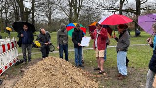 Landschaftsarchitekt Johann Senner erklärt einer Gruppe Menschen, wie er den Volkspark Hasenheide sanieren will