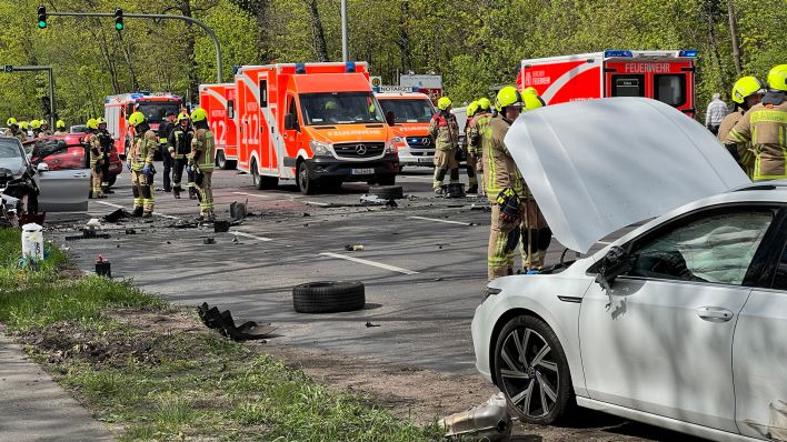 Schwerer Unfall auf der Berliner Heerstraße mit drei Verletzten am 24.04.2023. (Quelle: rbb/Robert Schneider)
