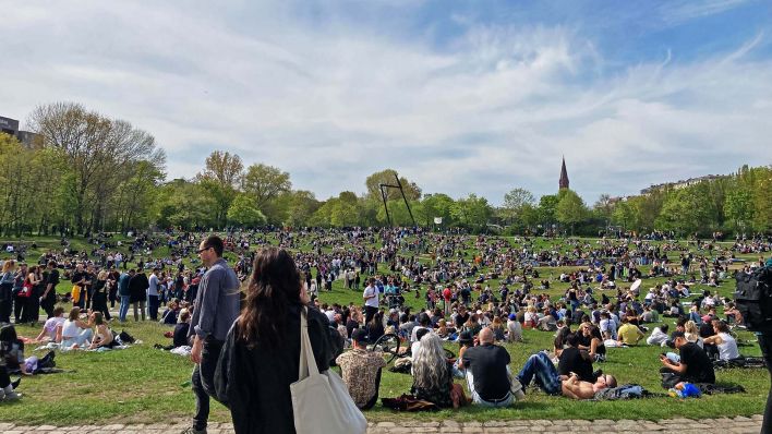 Am 01.05.2023 sitzen viele Menschen bei gutem Wetter im Görlitzer Park.(Quelle:rbb/F.Michel)