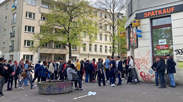 Vor einem Spätkauf in Berlin-Kreuzberg am 01.05.2023 warten viele Menschen in einer Schlange.(Quelle:rbb/F.Michel)