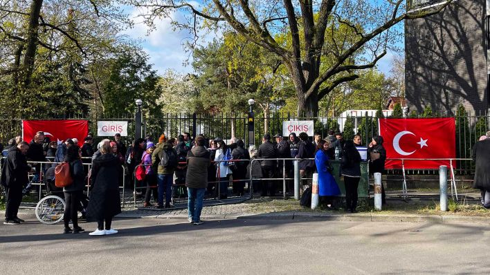Viele Menschen stehen vor dem Wahllokal des türkischen Generalkonsulats in Berlin am 27.4.2023.(Quelle:rbb/M.Bartsch)
