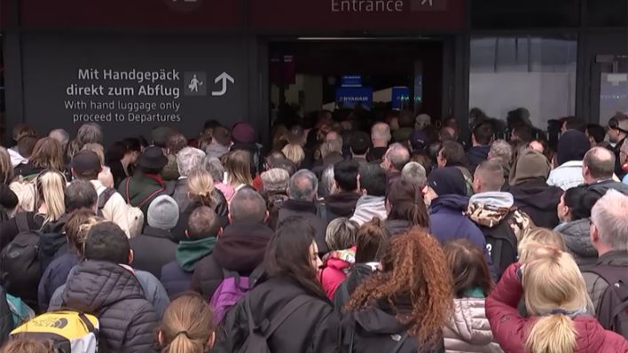 Menschen warten vor der Sicherheitskontrolle am BER. (Quelle: rbb)