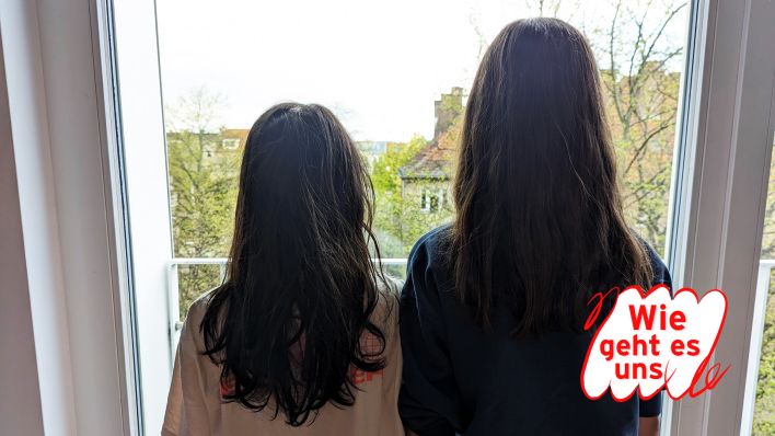 Zwei Mädchen stehen am Fenster und blicken auf die Straße. (Quelle: privat/rbb24)