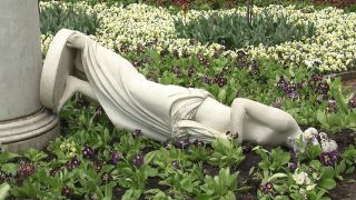 Unbekannte haben die Flora-Skulptur im Park Sanssouci umgestürzt. (Quelle: rbb)