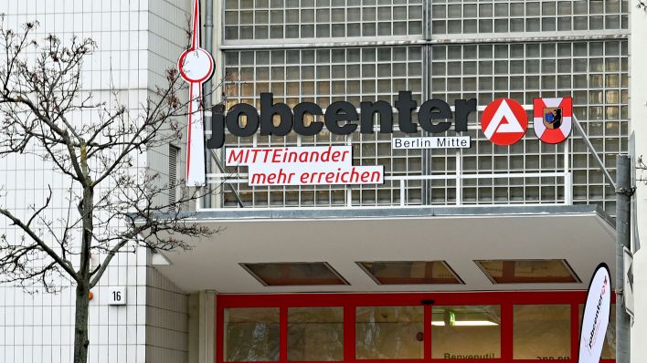 Symbolbild: Blick auf das Jobcenter Berlin Mitte. (Quelle: dpa/P. Znidar)