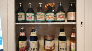 Edener Produkte aus der DDR-Zeit. Die Fruchtsäfte wurden über die Reformhäuser verkauft. (Quelle: rbb/Matthias Schirmer)