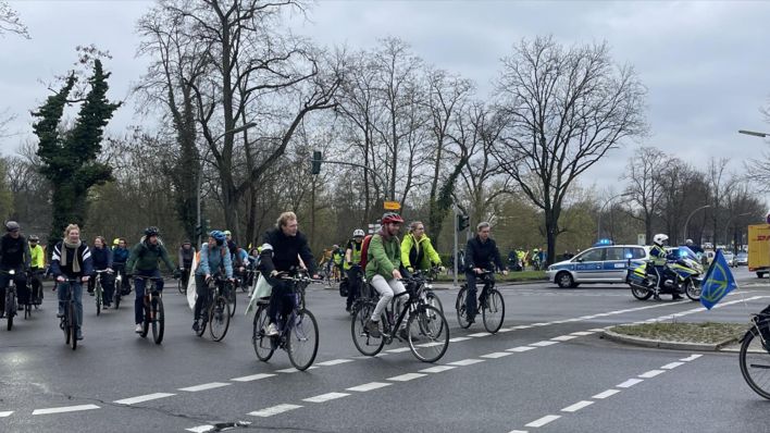 Klimaaktivisten fahren im Zuge einer Demonstration mit dem Rad durch Charlottenburg. (Quelle: rbb)