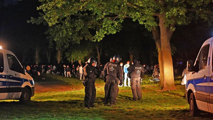 Einsatzkräfte der Polizei räumen Parties im Volkspark Friedrichshain.(Quelle:Morris Pudwell)