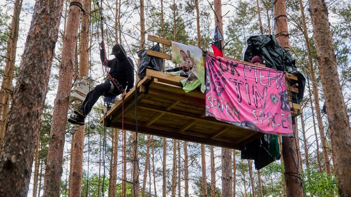 Klima- und Umweltaktivisten besetzten am 13.05.2023 mehrere Bäume in einem kleinen Wald in der Berliner Wuhlheide, um gegen den Bau der Tangentialverbindung Ost (TVO) zu protestierten. (QUelle: snapshot-photography/F.Boillot)