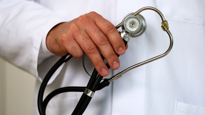 Symbolbild: Ein Arzt hält ein Stethoskop in der Hand (Quelle: dpa/Patrick Seeger)