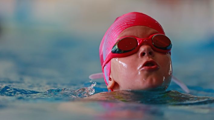 Ein Mädchen schwimmt während der Prüfung zum "Seepferdchen" im Schwimmbecken (Quelle: Bein).