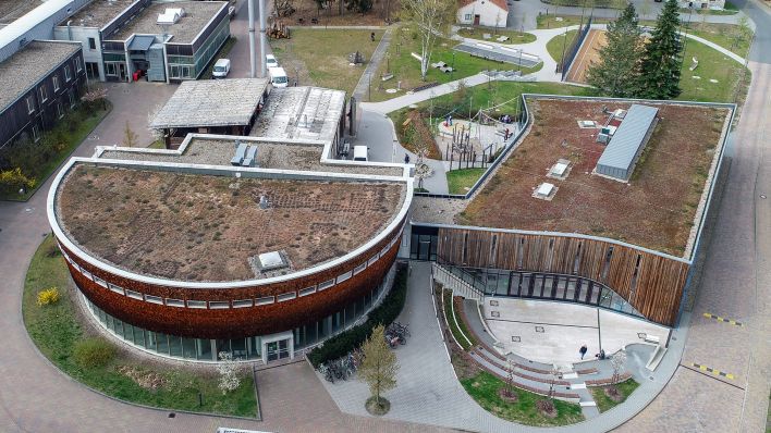 Der Waldcampus der Hochschule für nachhaltige Entwicklung Eberswalde (HNEE), Luftaufnahme am 11.04.2019 mit einer Drohne. (Quelle: dpa-Zentralbild/Patrick Pleul)