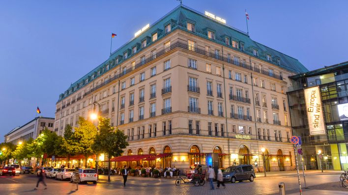 Das Hotel Adlon am Pariser Platz in Berlin-Mitte, aufgenommen am 07.08.2019. Der Neubau von Patzschke & Partner Architekten wurde im Jahr 1997 fertiggestellt. (Quelle: dpa/Bildagentur-online/Schöning)
