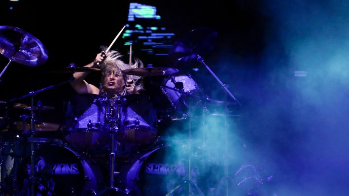 Archivbild: Drummer Mikkey Dee von den Scorpions am 05.10.2019 in Rio de Janeiro, Brasilien. (Quelle: AP Photo/Leo Correa)