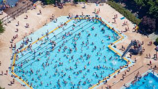 Kinder und Erwachsene baden und sonnen sich am 30.06.2019 im Sommerbad Wuhlheide. (Luftaufnahme). (Quelle: dpa/Gregor Fischer)