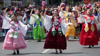 Eine Tanzgruppe nimmt am 09.06.2019 am Umzug zum Karneval der Kulturen teil. (Quelle: dpa-Bildfunk/Jörg Carstensen)