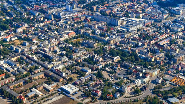 Symbolbild: Das Zentrum der brandenburgischen Stadt (Luftaufnahme aus einem Flugzeug). (Quelle: dpa/Patrick Pleul)