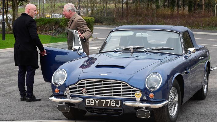 Archivbild: 21.02.2020, Prinz Charles kommt mit seinem Aston Martin DB6 in Wales an. (Quelle: dpa/Danny Lawson)