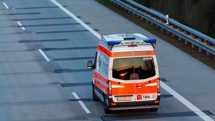 Ein Rettungswagen des Falck-Rettungsdienstes faehrt am 12.04.2020 auf der Autobahn A15 bei Cottbus. (Quelle: Picture Alliance/Andreas Franke)