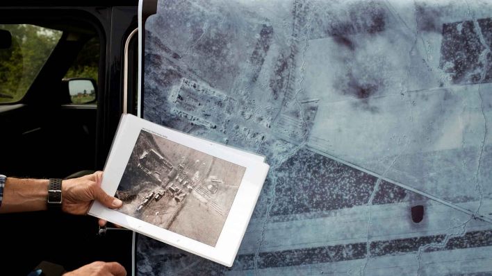 Blick auf alte Luftaufnahmen aus dem Jahr 1945 auf Klessin. (Foto: AP)