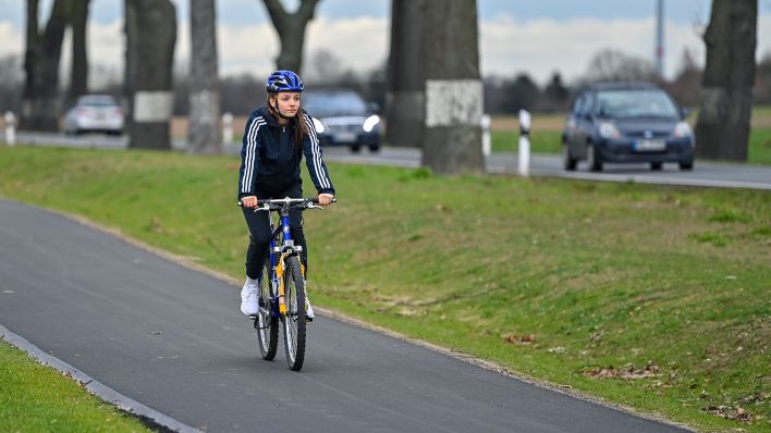 Symbolbild: Ein Mädchen fährt auf einem neu gebauten Radweg im Landkreis Märkisch-Oderland (gestellte Aufnahme) (Quelle: dpa/Patrick Pleul)