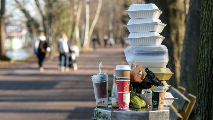 Ein übervoller Mülleimer am 22.02.2021 mit Einwegverpackungen im Treptower Park. (Quelle: dpa-Zentralbild/Jens Kalaene)