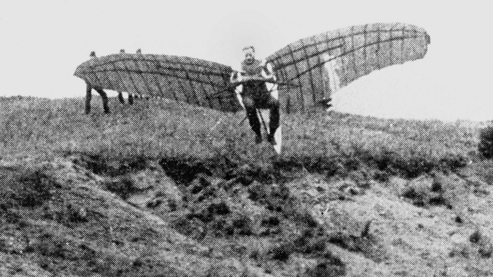 Der deutsche Ingenieur und Flugzeugpionier Otto Lilienthal bei einem seiner Gleitversuche bei Drewitz im Sommer 1891. (Quelle: dpa)